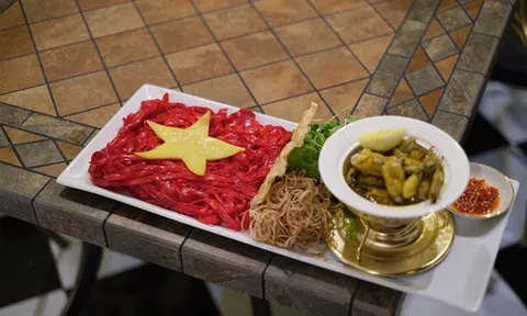 Nấu món mì Quảng hình quốc kì để cổ vũ đội tuyển Việt Nam